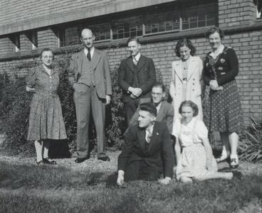 351712 Groepsportret met de onderwijzers van de Bilderdijkschool (Regentesselaan 70) te Maartensdijk, met staande van ...